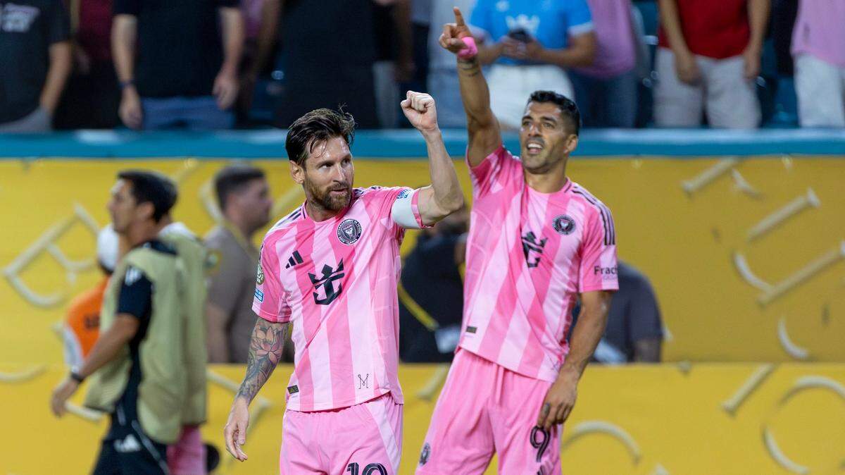 El delantero del Inter Miami Luis Suárez (der.) celebra su gol ante Palmeiras con Lionel Messi en el partido del Grupo A del Mundial de Clubes, celebrado el 23 de junio de 2025 en el Hard Rock Stadium en Miami Gardens, Florida.
