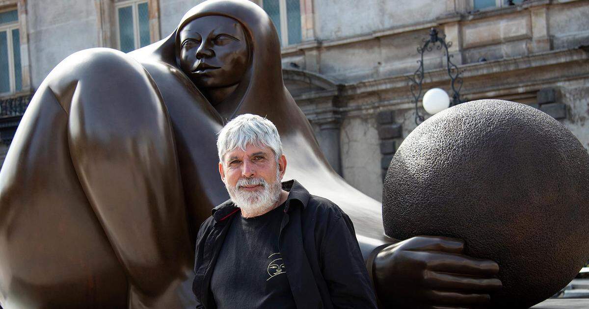 El escultor costarricense Jorge Jiménez Deredia frente a una de sus obras monumentales.
