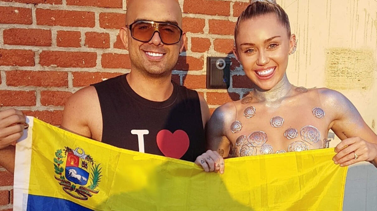 Robert Vogu junto a Miley Cyrus.