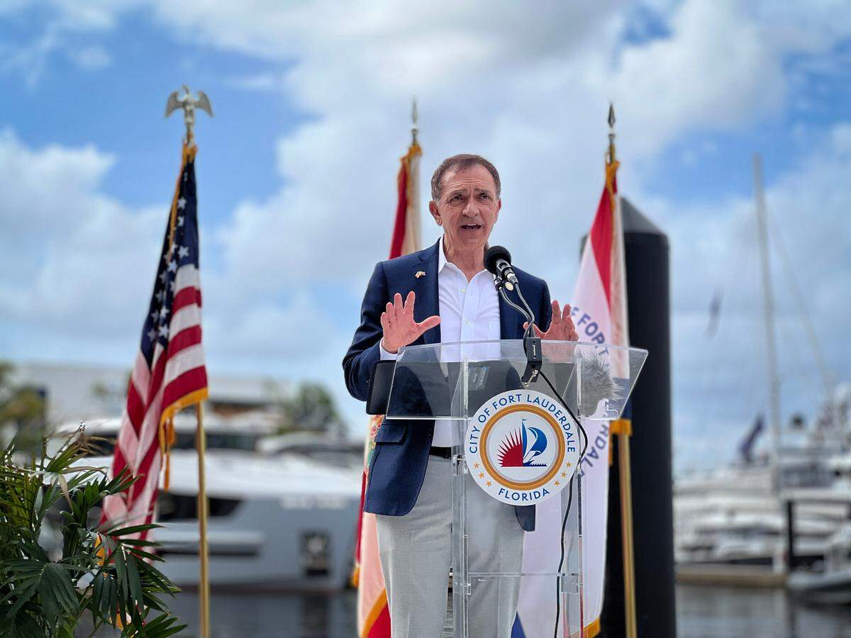 El alcalde Dean Trantalis habla en la ceremonia de inauguración de Las Olas Marina el 29 de octubre. La marina se inauguró oficialmente justo antes del Salón Náutico Internacional de Fort Lauderdale.