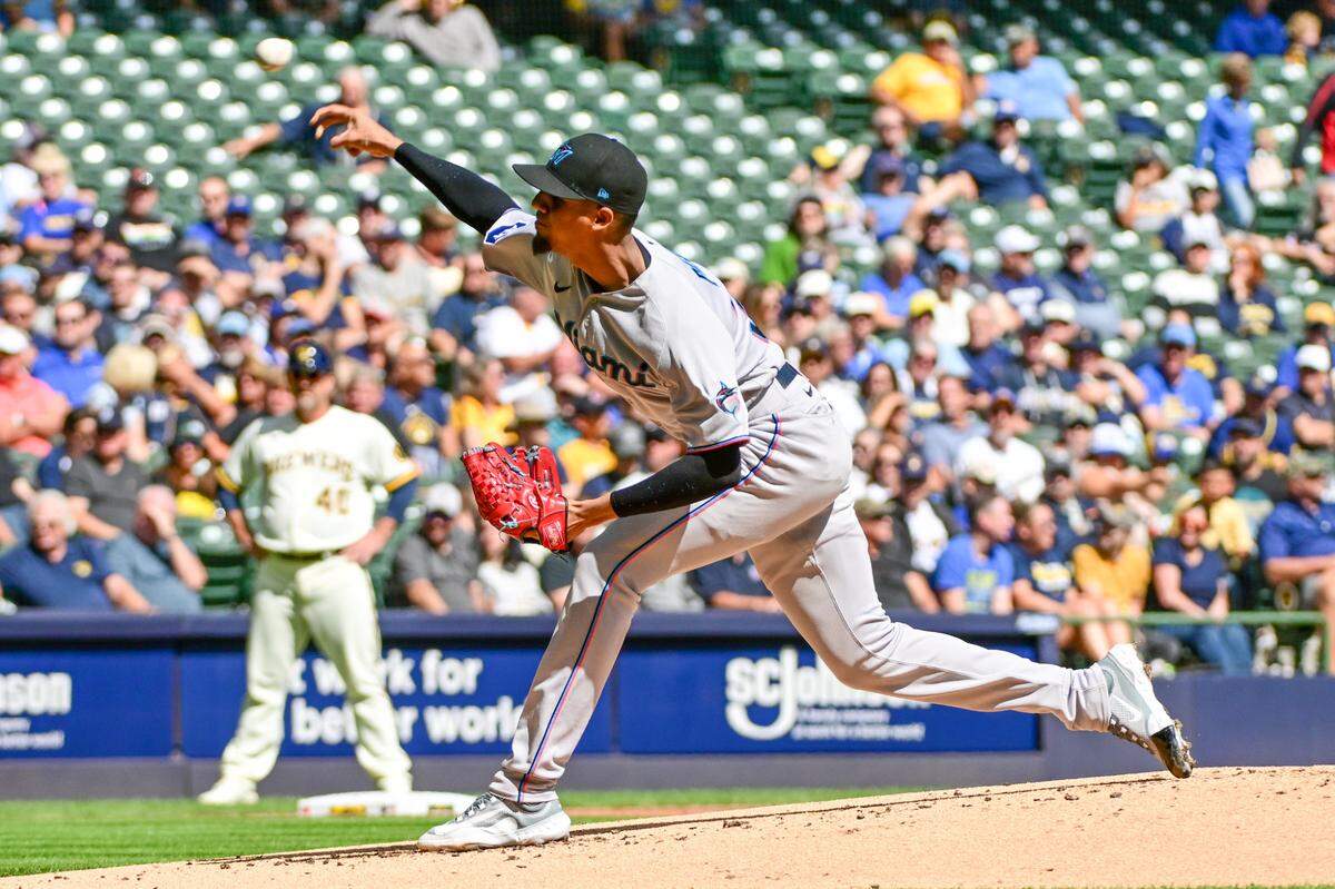 El abridor de los Marlins de Miami Eury Pérez lanza en el primer inning del partido ante los Cerveceros, celebrado el 14 de septiembre de 2023 en Milwaukee.