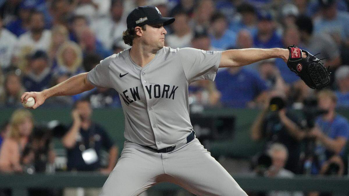 El abridor de los Yankees de Nueva York Gerrit Cole lanzó siete entradas y permitió una carrera a la tanda de los Reales, en el cuarto partido de la Serie Divisional celebrado el 10 de octubre de 2024 en Kansas City.