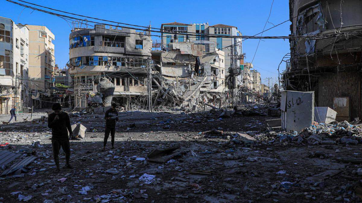 Personas inspeccionan los daños después de un ataque israelí en la ciudad de Khan Younis, en el sur de la Franja de Gaza, el 24 de diciembre de 2023.