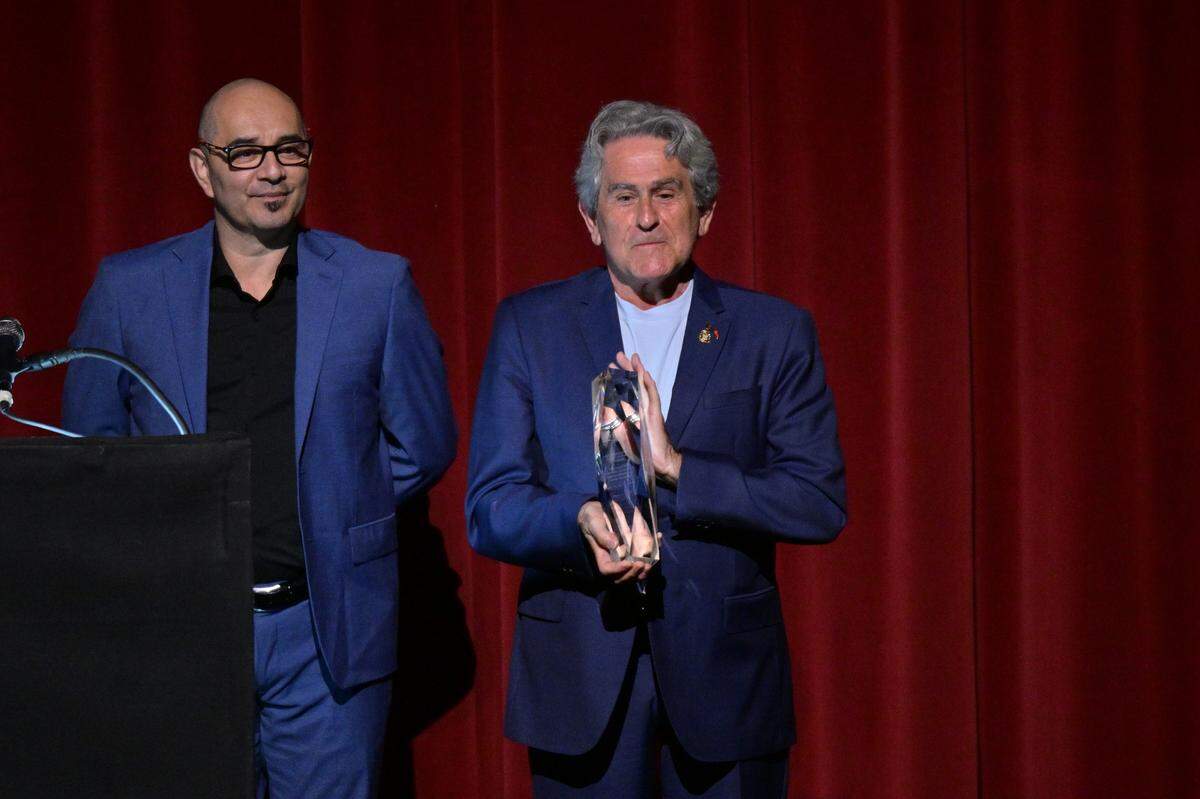 Eriberto Jiménez y Perfecto Uriel, que recibió el premio “Criticism and Culture of Ballet” en la Gala de Clausura de Estrellas del XXIX Festival Internacional de Ballet de Miami. 