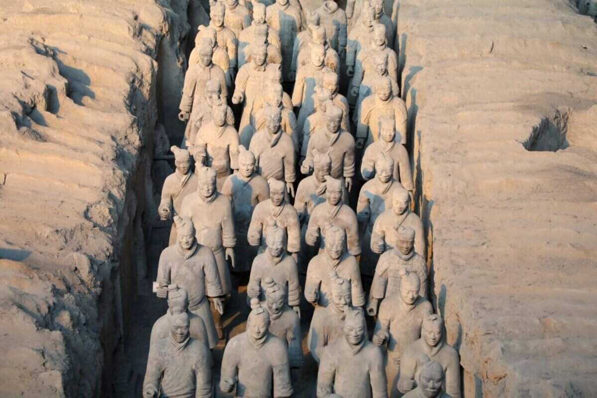 Guerreros de terracota son vistos en el Museo de Guerreros y Caballos de Terracota del Emperador Qin Shihuang en Xian, en la provincia de Shaanxi, noroeste de China, el 8 de enero de 2018.
