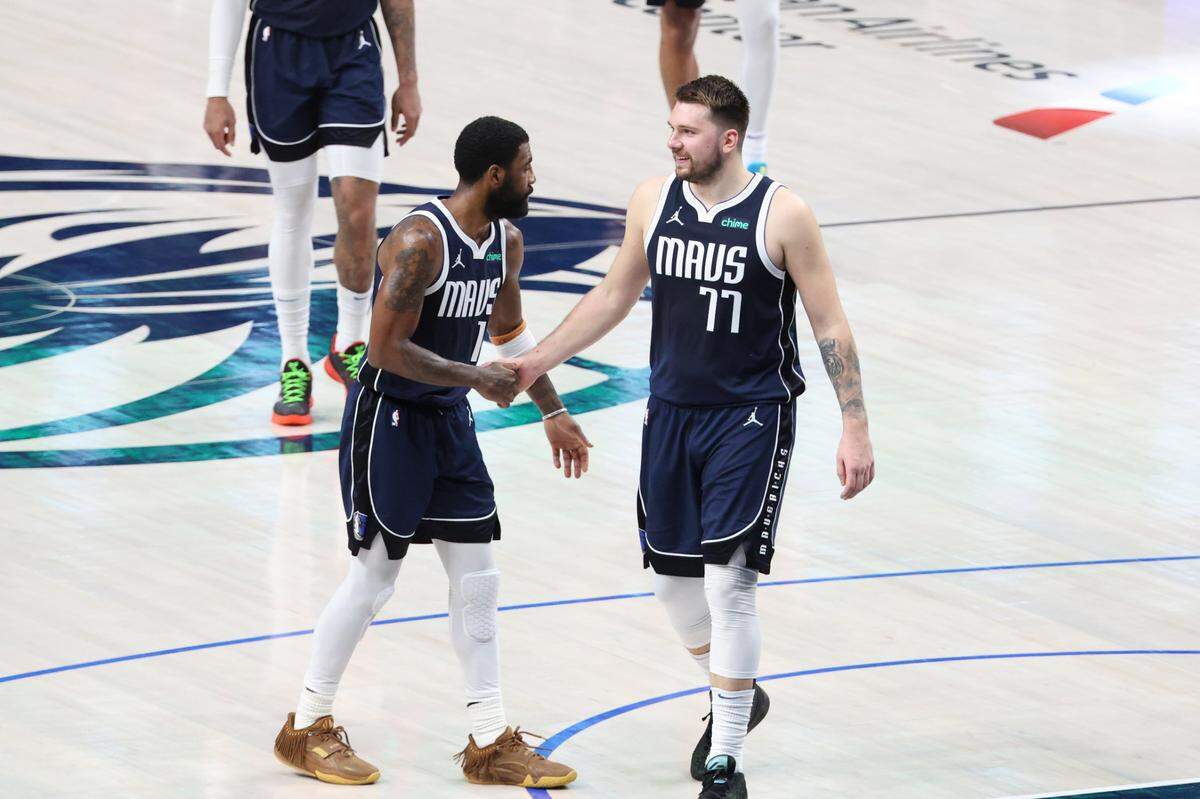 Los astros de los Mavericks Luka Doncic (der.) y Kyrie Irving reaccionan tras una jugada ante los Timberwolves de Minnesota, en el tercer juego de las Finales de la Conferencia Oeste, celebrado el 26 de mayo de 2024 en Dallas, Texas.