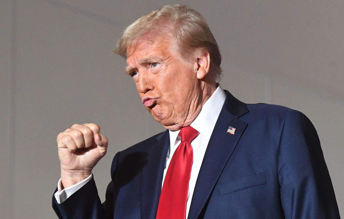 Foto de archivo. El candidato republicano y expresidente de Estados Unidos Donald Trump irrumpió de forma virtual en el debate de vicepresidentes celebrado este martes posteando casi 45 mensajes, la mayoría para atacar al candidato demócrata a la vicepresidencia, Tim Walz.