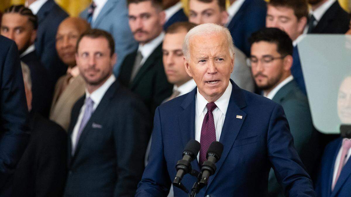 El presidente Joe Biden recibe al equipo de béisbol profesional los Vigilantes de Texas, ganadores de la Serie Mundial 2023, en la Casa Blanca, el jueves 8 de agosto de 2024.