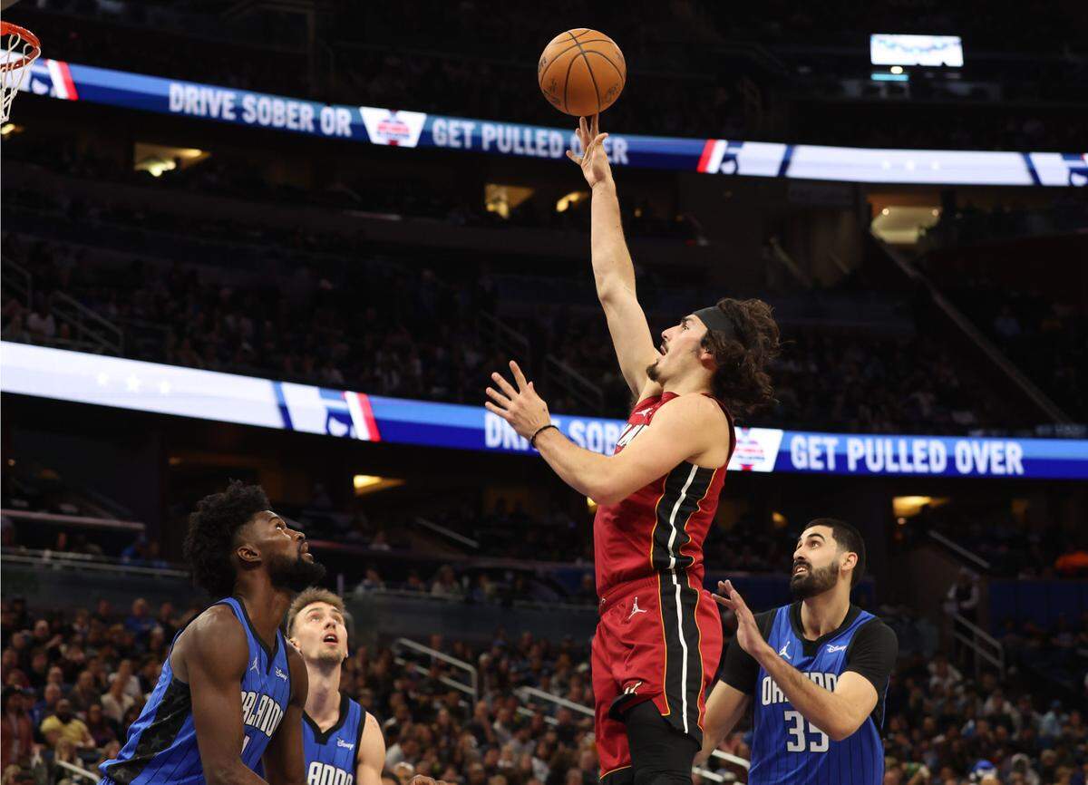 El jugador del Heat de Miami Jaime Jáquez Jr. tira al aro ante la defensa del Magic, en el partido celebrado el 20 de diciembre de 2023 en Orlando.