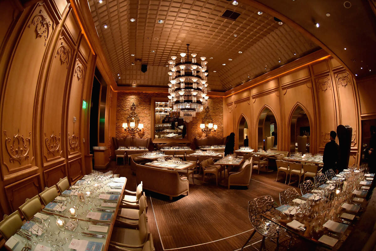 El interior y los candelabros de The Forge en febrero del 2016.