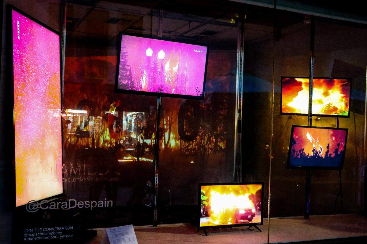 Exhibición “2020 in Flames”, de Cara Despain.