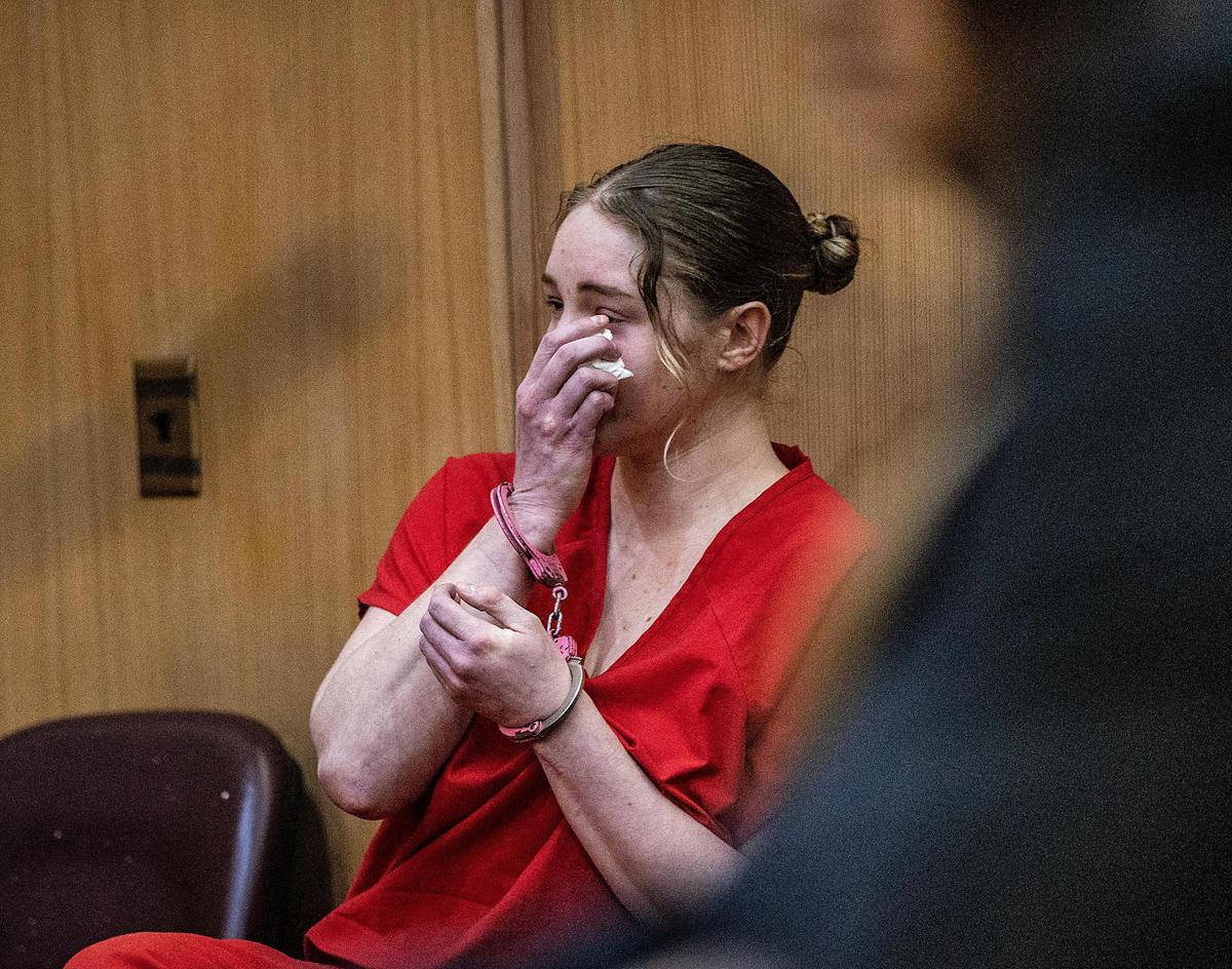La modelo de OnlyFans Courtney Clenney durante una audiencia de detención en la que los fiscales expusieron sus pruebas en detalle, mientras los abogados de la defensa solicitan su libertad bajo fianza. Está acusada de matar a su novio Christian Obumseli el 3 de abril en Miami.