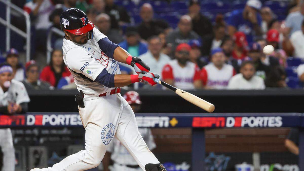 El jardinero central de Panamá Johnny Santos pega un jonrón en el segundo inning ante República Dominicana, en el partido de la Serie del Caribe celebrado el 7 de febrero de 2024 en Miami.