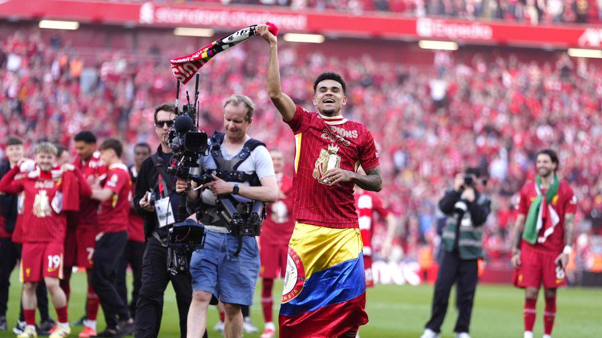 El delantero colombiano Luis Díaz conquistó este domingo la Premier League tras la victoria Liverpool 5-1 sobre el Tottenham y firmó su quinto trofeo desde que llegó a Inglaterra en la temporada 2021/2022.