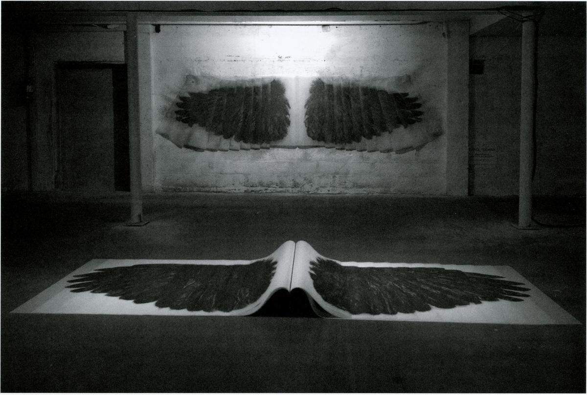 'Earthbound (veinte mirlos)', 2003/2007, de Carol Todaro. Dibujos de grafito sobre película de poliéster, tinta sumi, cera, mesa de madera, elemento encuadernado: 29.5 x 84 x 48 pulgadas. Elemento de pared: cada ala 42 x 66 pulgadas. Dimensiones de instalación variables. 