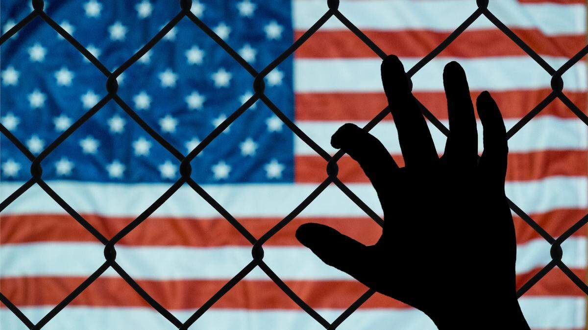 Las órdenes de deportación emitidas por jueces de inmigración han crecido en los últimos seis meses en un 50% más de las dictadas en el 2019, cuando se registró un pico bajo la Administración de Donald Trump (2017-2021), reveló este martes un estudio de la Universidad de Syracuse.