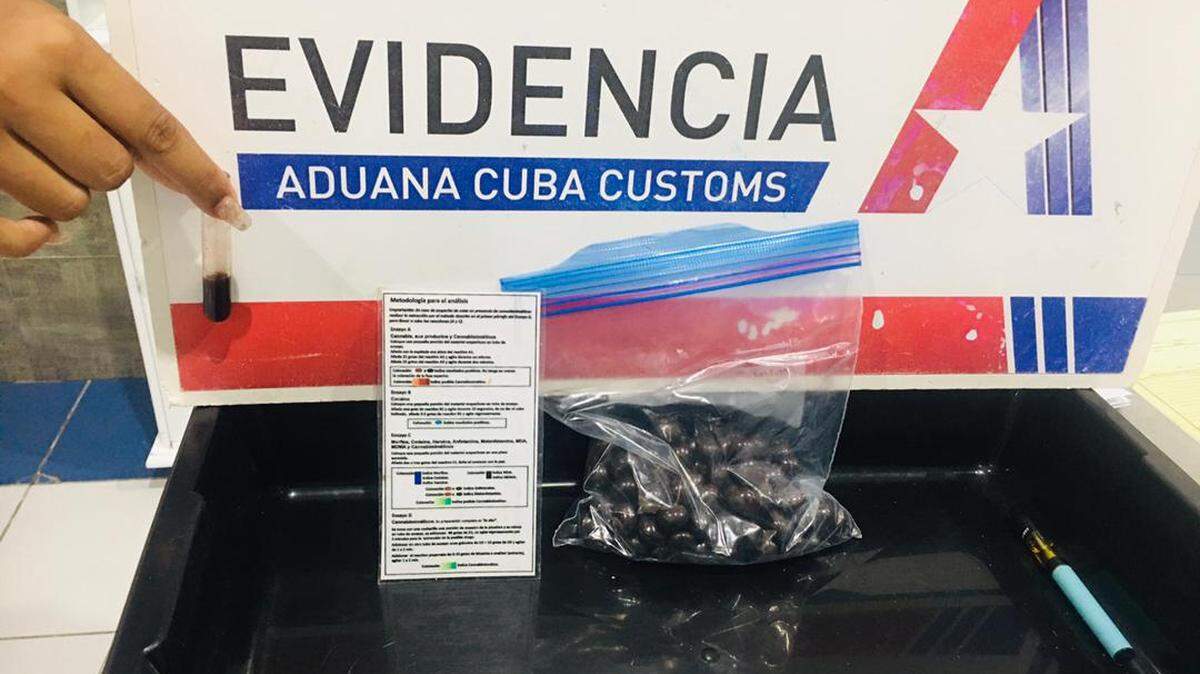 La Aduana de Cuba libra una lucha desde los aeropuertos para disminuir el consumo de drogas, mientras en la isla el fenómeno crece de forma preocupante.