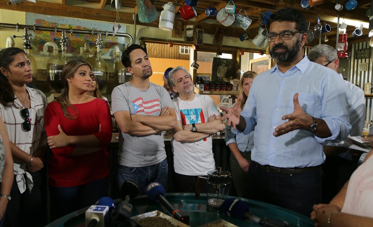 Zia Khan, vicepresidente de Innovación de la Rockefeller Foundation (extremo derecho) se unió a Lin-Manuel Miranda (centro) y su padre, Luis Miranda, Jr., y la primera dama de Puerto Rico, Beatriz Roselló, para un recorrido y cata de café para apoyar la abrumada industria cafetera de Puerto Rico tras el paso del huracán María. El recorrido fue parte de un anuncio de apoyo por parte de la Rockefeller Foundation, Nespresso, Starbucks, la Federación Hispana y TechnoServe.