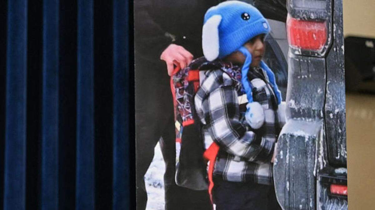 El congresista estadounidense Bennie Thompson, demócrata por Mississippi, habla con una foto de Liam Conejo Ramos, un niño de 5 años que fue detenido por ICE el 20 de enero, exhibida detrás de él, durante una audiencia en el Capitolio en Washington, DC, el 10 de febrero de 2026. La sesión del Comité de Seguridad Nacional de la Cámara de Representantes se enfocó en la supervisión del Departamento de Seguridad Nacional.