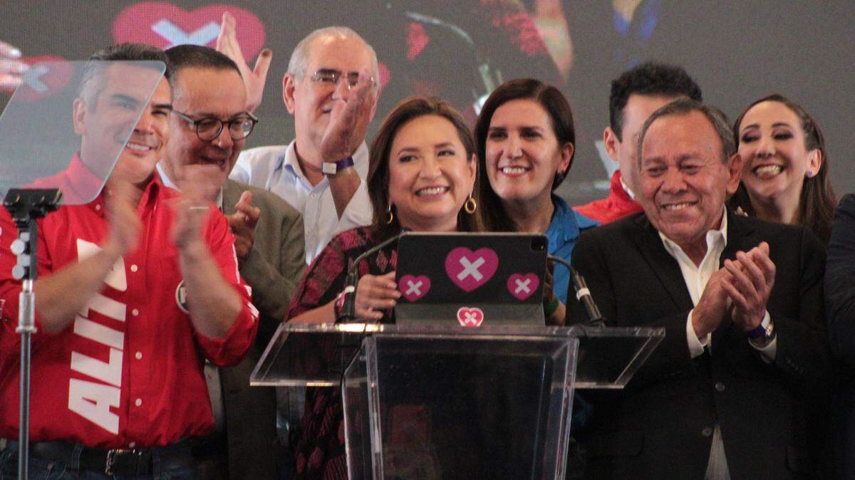 La candidata opositora Xóchitl Gálvez habla ante sus seguidores el domingo 2 de junio de 2024, en Ciudad de México.