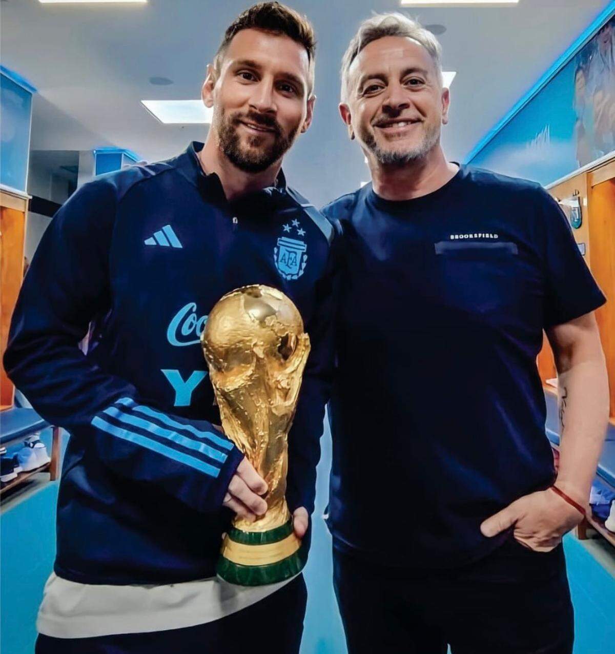 Lionel Messi y el productor periodístico de Elijo creer, Pablo González.