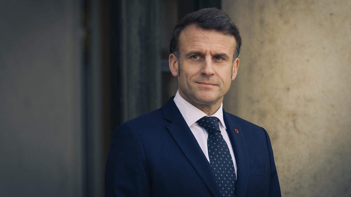 Retrato de Emmanuel Macron solo en las escaleras del Palacio del Elíseo. Esperando la llegada de los distintos jefes de Estado. El lunes 17 de febrero de 2025, Emmanuel Macron invitó a una docena de líderes europeos al Palacio del Elíseo para una discusión informal sobre los grandes temas del momento.