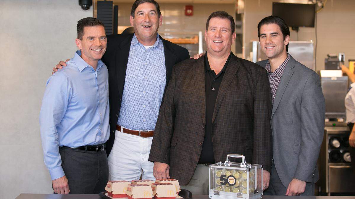 El director ejecutivo de MdDonald’s Steve Easterbrook y miembros de la familia del inventor de la Big Mac, Jim Delligatti, celebran con la MacCoin en chicago el 26 de julio de 2018.
