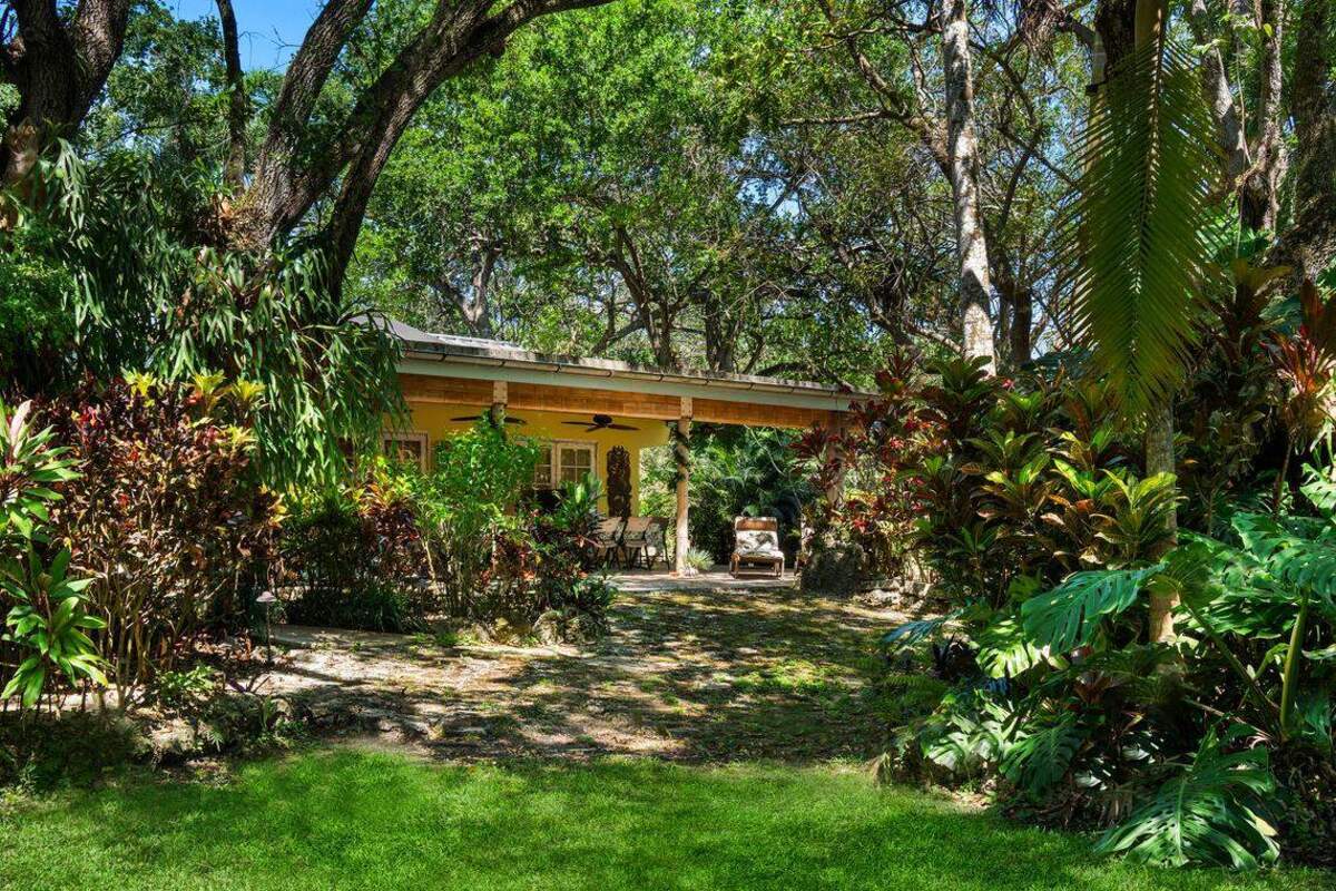 Vista exterior de la casa de campo de tres dormitorios y tres baños en Breezy Oaks. Jill Eber/1 Oak Studios