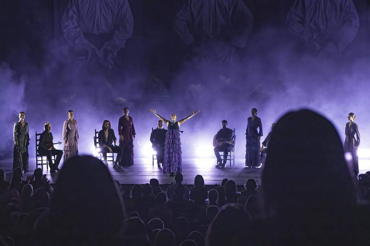 Sara Baras y todos los artistas participantes en “Vuela” reciben la ovación de pie del público asistente al Flamenco Festival Miami 2026.