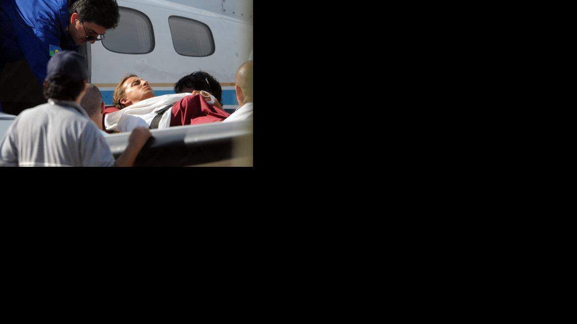 EL FUTBOLISTA Diego Buonanotte es bajado en una camilla de un avión el pasado 26 de diciembre. El jugador del River Plate continúa internado en el área de terapia intensiva del sanatorio Los Arcos, de Buenos Aires.