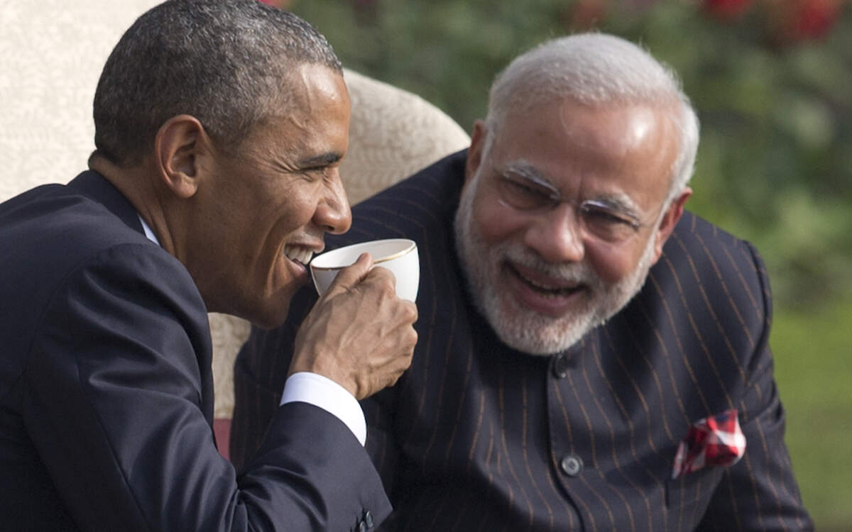 El presidente Barack Obama y el primer ministro indio Narendra Modi tomand café y té en los jardines de la Casa Hyderabad en Nueva Delhi, India, el domingo 25 de enero de 2015.
