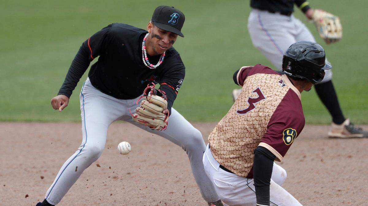 La esperanza de Yiddi Cappe (izq.) sigue creciendo como la espuma. Las Grandes Ligas anunciaron que el prospecto cubano fue uno de los tres de los peloteros de los Marlins seleccionado a los equipos Todos Estrellas del All Star Breakout. 