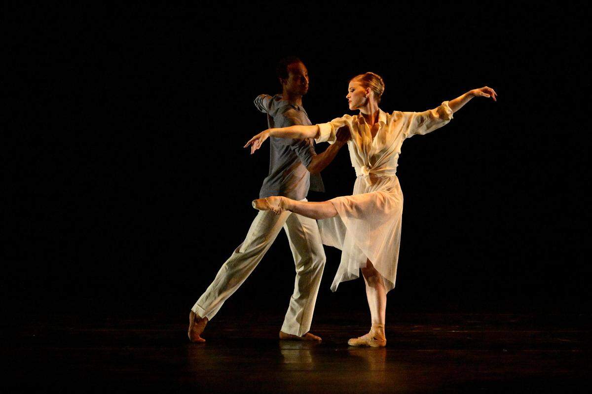 Daniel White y Chloe Freytag en “Hold My Hand” de Yanis Eric Pikieris.