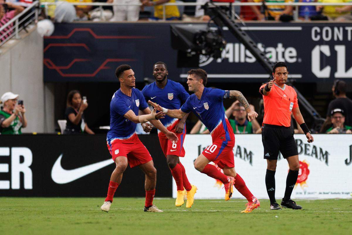El delantero de Estados Unidos Christian Pulisic (der.) celebra tras anotar un gol ante Brasil, en el partido amistoso celebrado el 12 de junio de 2024 en el Camping World Stadium de Orlando.