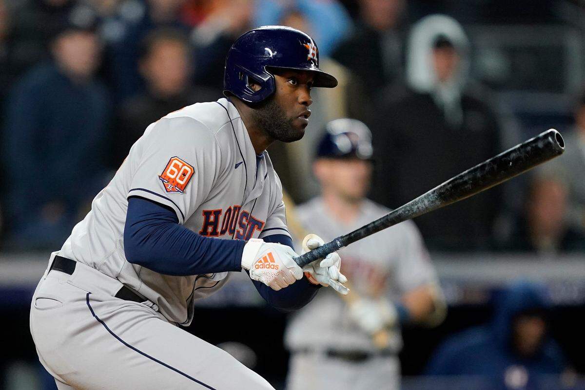 El jardinero de los Astros Yordan Alvarez batea un hit en el séptimo inning contra los Yankees, en el cuarto juego de la Serie de Campeonato de la Liga Americana, celebrado el 23 de octubre de 2022 en Nueva York.