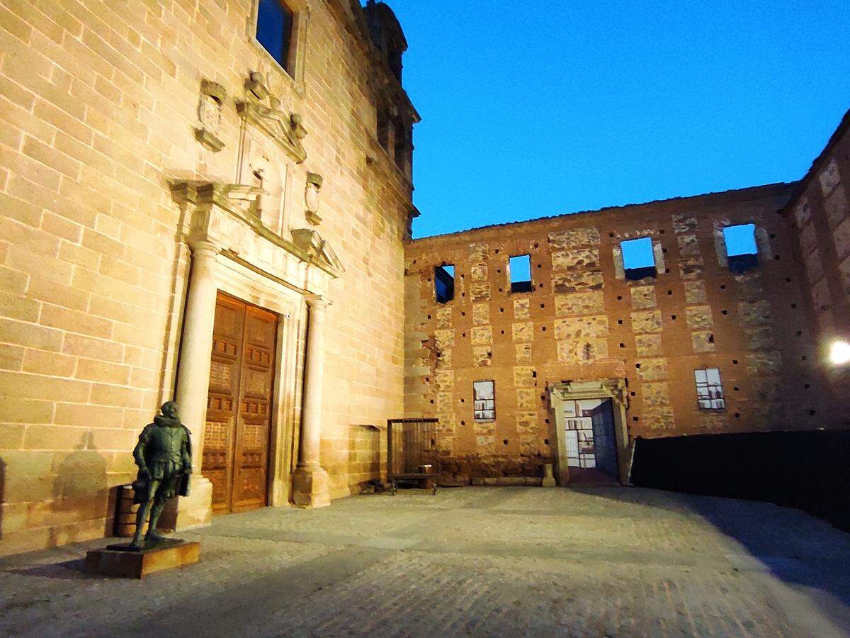 Capilla de San Bernardo, levantada en 1605 bajo los planos de Francisco de Mora para servir de enterramiento del primer conde de Oropesa, D. Francisco de Toledo, el más importante Virrey del Perú. Su escultura preside el acceso a su regia puerta herrerariana.