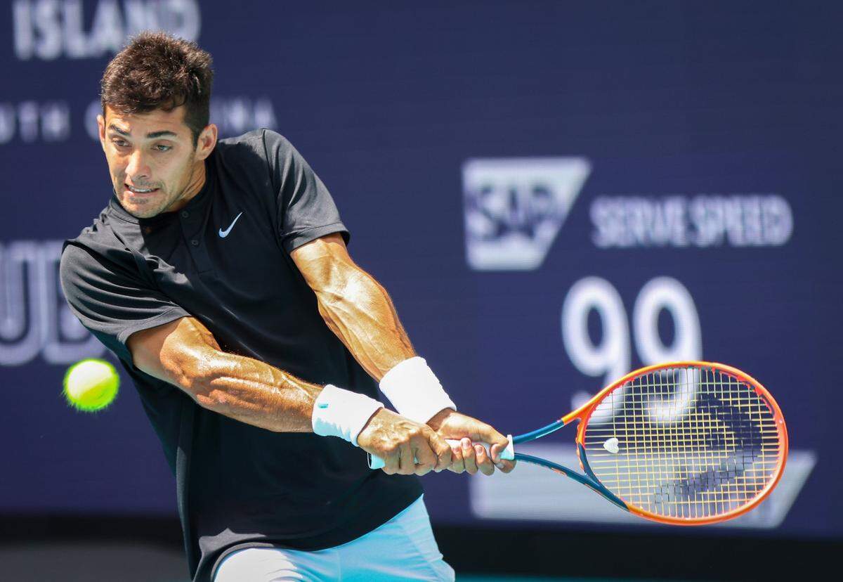 El tenista chileno Cristian Garín devuelve la pelota en el partido ante el griego Stefanos Tsitsipas en el Miami Open, celebrado el 27 de marzo de 2023 en el Hard Rock Stadium en Miami Gardens, Florida.