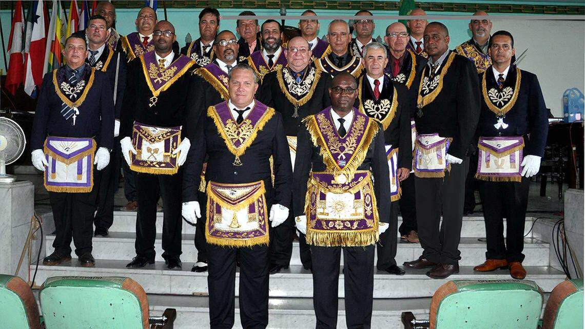 Ernesto Zamora Fernández, Gran Maestro, delante a la derecha, junto a otros funcionarios de la Gran Logia de Cuba.