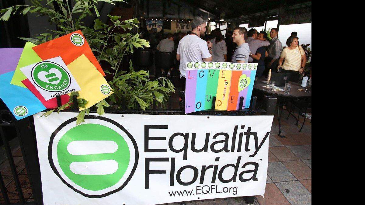 El público aplaude durante una fiesta de celebración en Orlando, FL, el jueves 17 de julio de 2014. La fiesta, organizada por Equality Florida, fue en la celebración de la decisión de un juez de Florida, que revocó una prohibición del matrimonio gay.