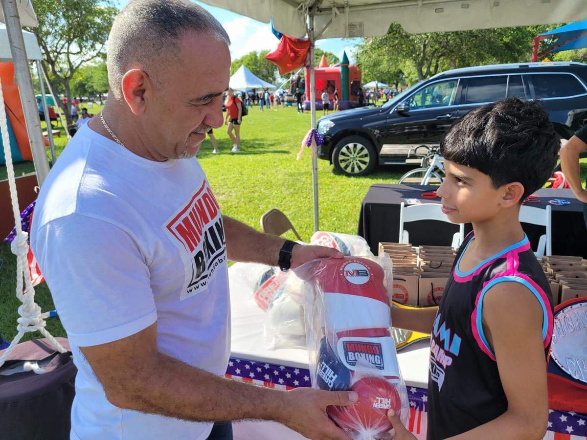 El 4 de julio fue la fecha perfecta para que Mundo Boxing extendiera nuevamente su mano a la comunidad. El equipo que encabeza el doctor Pedro Díaz realizó este lunes una donación de implementos deportivos para decenas de niños.