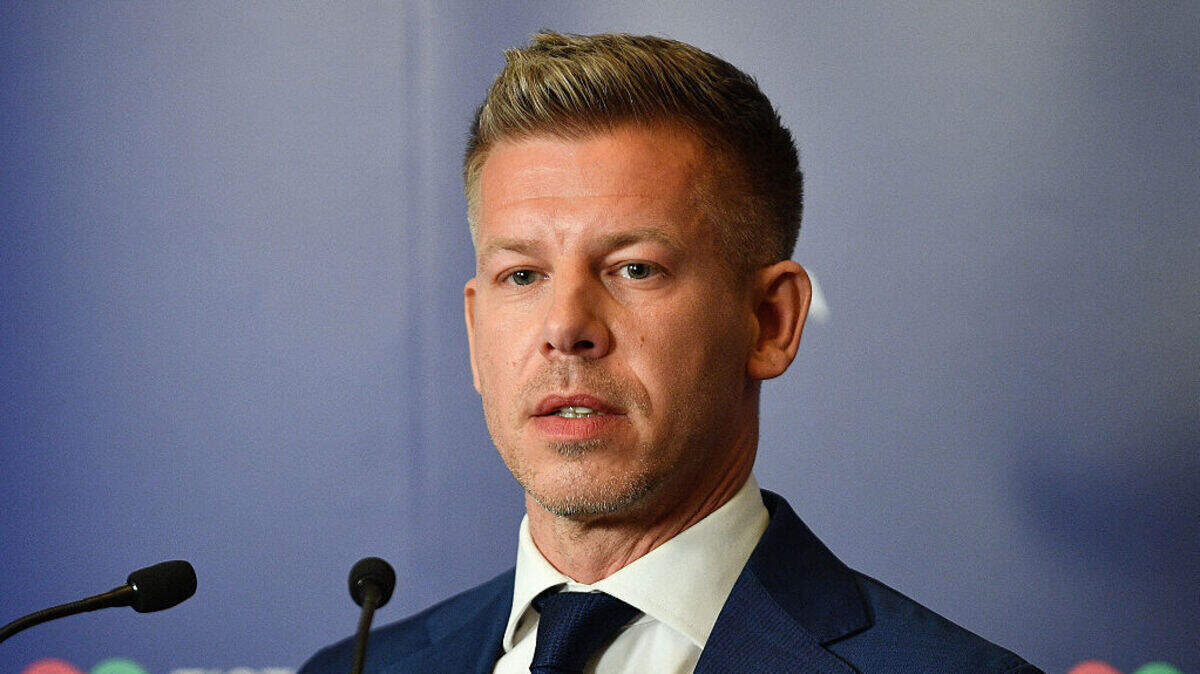 Péter Magyar, líder del partido conservador proeuropeo TISZA, realiza una declaración en Budapest durante las elecciones generales en Hungría, el domingo 12 de abril de 2026.