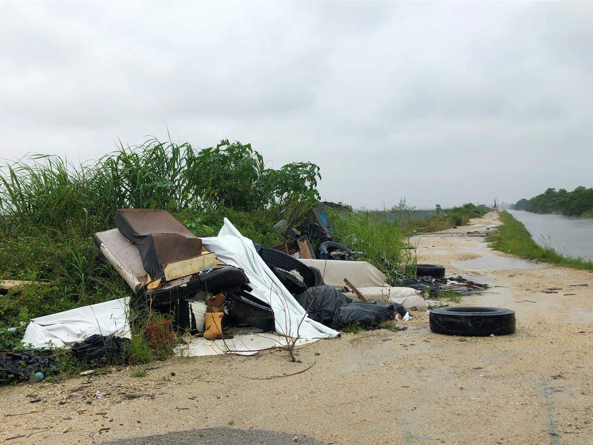 Basurero ilegal en la NW 170th St de Hialeah Heights, zona anexa de la ciudad, sigue siendo un problema público aunque el alcalde Esteban Bovo Jr. prometió acabar con él hace cinco meses. Hialeah, Fl. Octubre 19, 2022