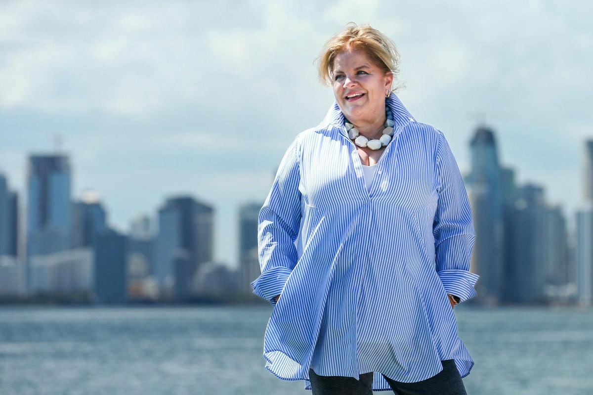 ‘Miami siempre va para arriba’, dice Lourdes Castillo, la pirmera latina fundadora de un club económico como el Economic Club of Miami, con la vista de Miami al fondo desde Fisher Island.