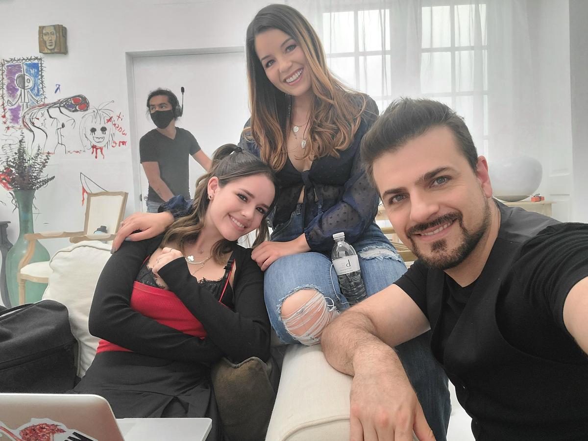 El actor mexicano Pablo Azar con las actrices Saraí Meza (izq.) y Ana Carolina Grajales y, detrás, el director Oren Stamboulli en la filmación de TQM, que se grabó en Miami con un elenco latino y puede verse en Amazon Prime.
