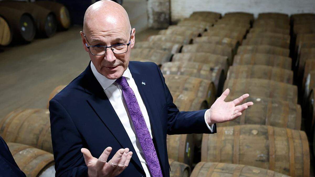El ministro principal de Escocia, John Swinney, visita la destilería Deanston el 1 de mayo de 2026 en Doune, Escocia. Ayer, el presidente de los Estados Unidos, Donald Trump, anunció que levantaría los aranceles y las restricciones a la importación de whisky como gesto tras la visita de Estado del rey Carlos y la reina Camilla a los EEUU.