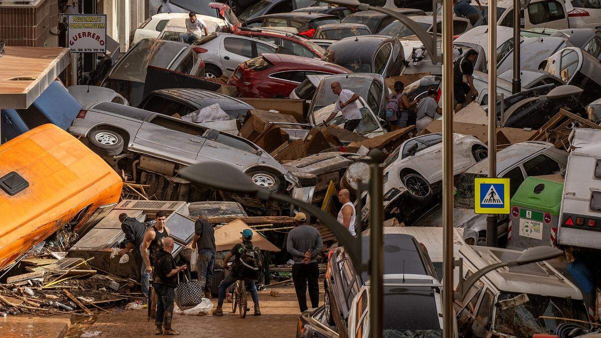 Los automóviles se amontonan en la calle con otros escombros después de que las inundaciones repentinas azotaran la región el 30 de octubre de 2024, en la municipalidad de Sedaví, Valencia, España.