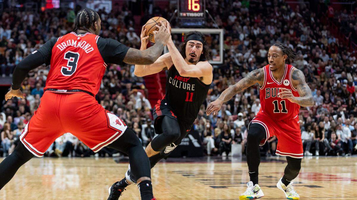  El jugador de origen mexicano Jaime Jáquez (centro) solo ha necesitado dos meses para meterse en el bolsillo a una de las aficiones más exigentes de la NBA.