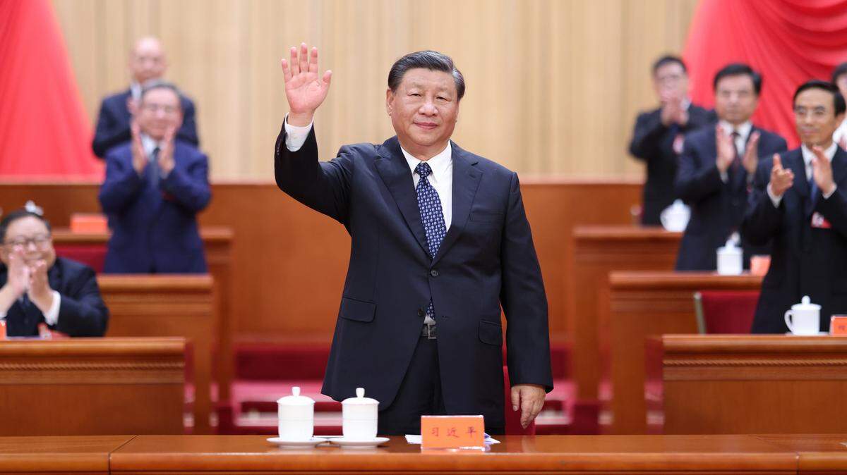 El presidente chino Xi Jinping, también secretario general del Partido Comunista de China, saluda a los delegados durante el octavo congreso de la Federación para las Personas Discapacitadas, el lunes 18 de septiembre de 2023, en Pekín.