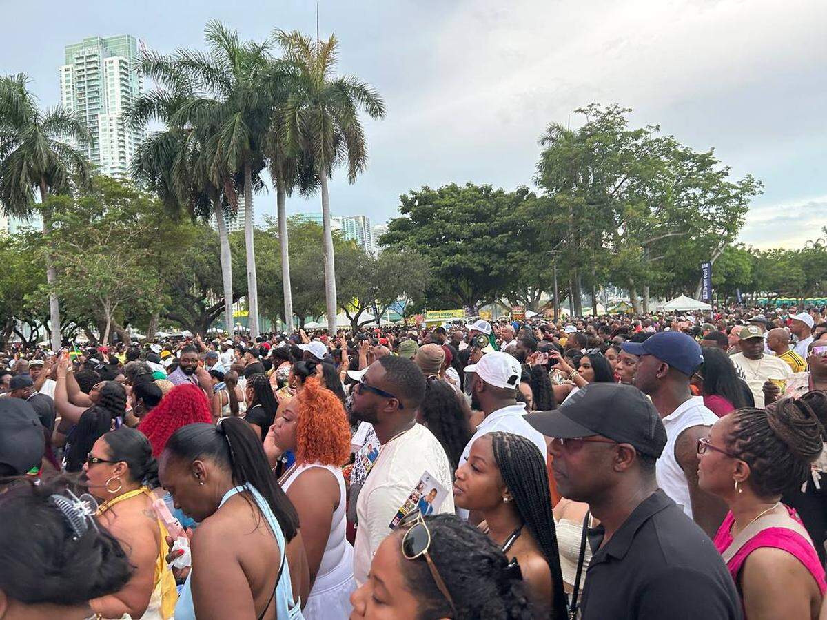 Miles de personas asistieron al Best of the Best Music Fest, un evento de música caribeña en el Bayfront Park del centro de Miami, el domingo 25 de mayo de 2025. Un hombre recibió un disparo en las afueras del recinto. 