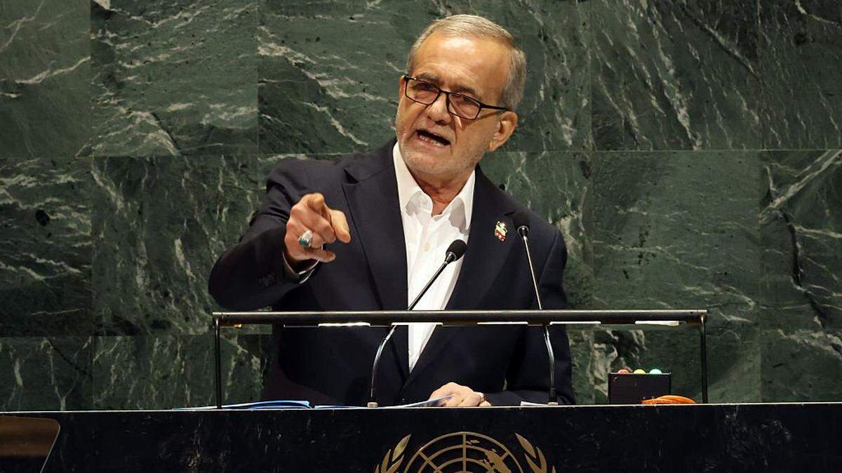 El presidente de Irán, Masoud Pezeshkian, se dirige a la Asamblea General de las Naciones Unidas (ONU) durante la 80.ª sesión del evento anual, el 24 de septiembre de 2025, en la ciudad de Nueva York. El presidente de Irán, Masud Pezeshkian, apareció este domingo en público por primera vez tras las especulaciones sobre su destino después de los bombardeos de ayer de Estados Unidos e Israel, en los que murió el líder supremo, Ali Jameneí.